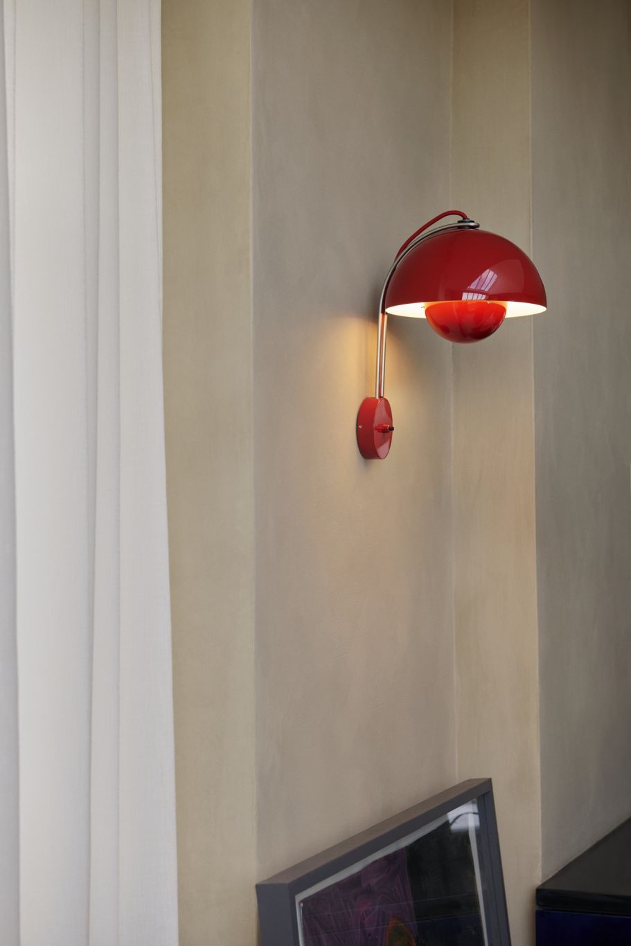 Rote Flowerpot VP8 Wandleuchte von AndTradition an einer Wand mit Vorhang. Design-Wandlampe für Innenräume.