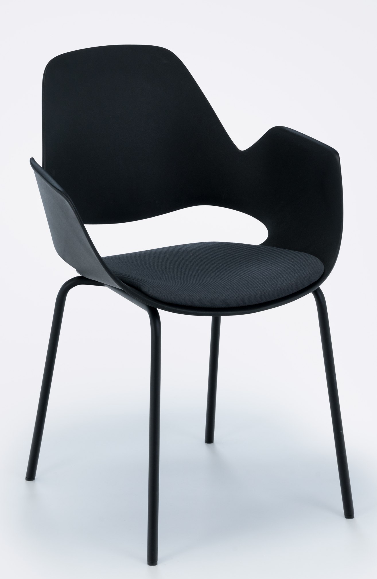 Schwarzer Falk Stuhl von Houe mit Armlehne und pulverbeschichteten Metallbeinen, modernes Design für Esszimmer und Büro.