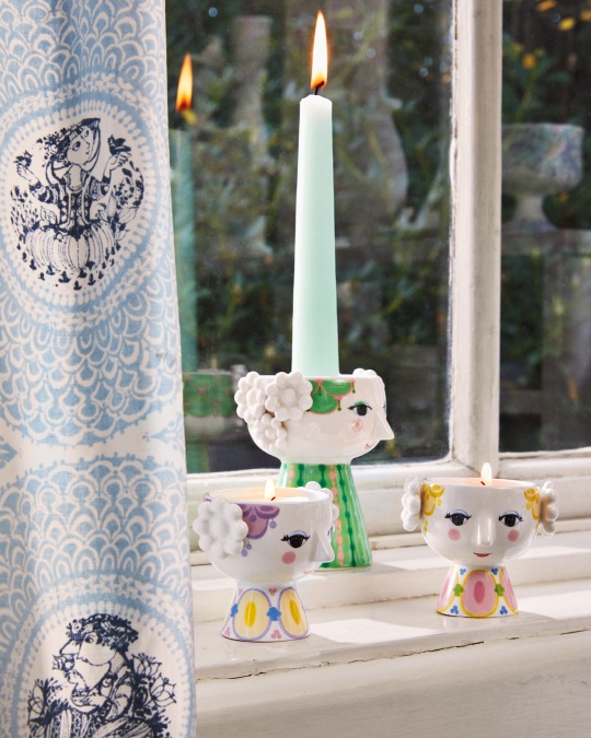 Eva Teelichthalter 2er Set von Bjorn Wiinblad auf Fensterbank, Kerzenlicht und verspieltes Design.