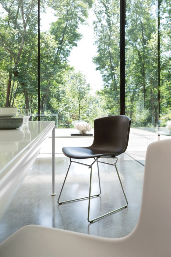 Bertoia Side Chair: Brauner Kunststoffstuhl von Knoll International mit filigranem Metallgestell im modernen Esszimmer.