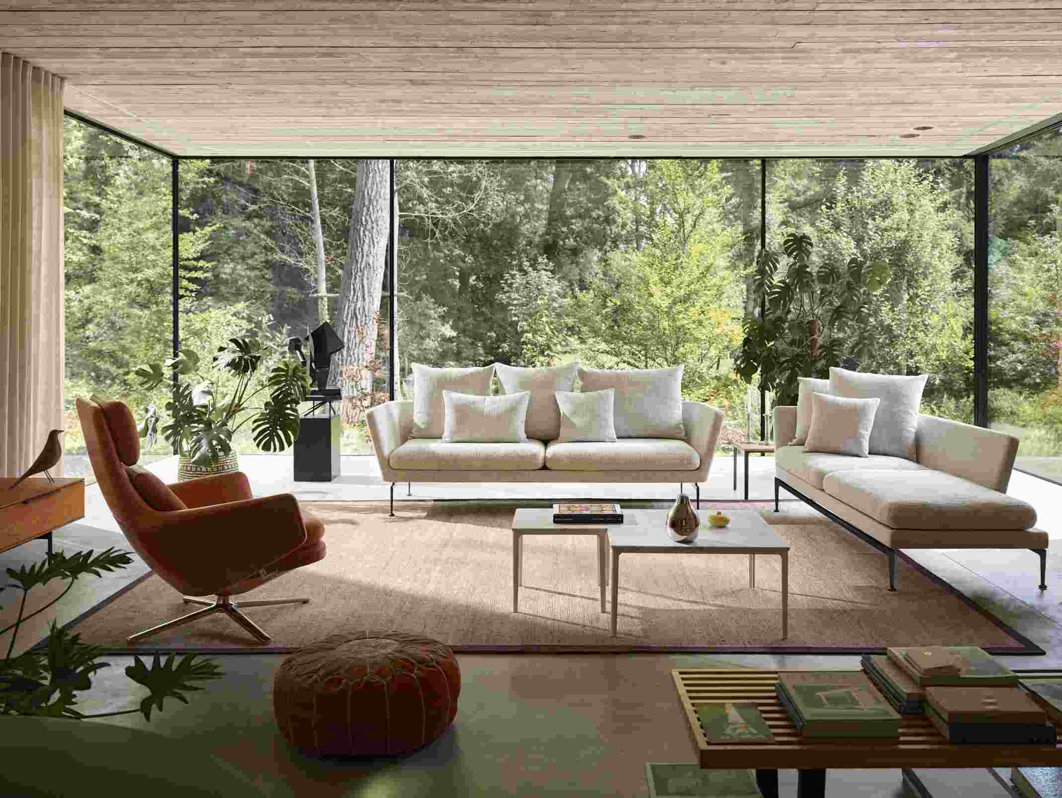Helles Wohnzimmer mit Vitra Suita Sofa, Sessel und großzügiger Fensterfront zum Garten.