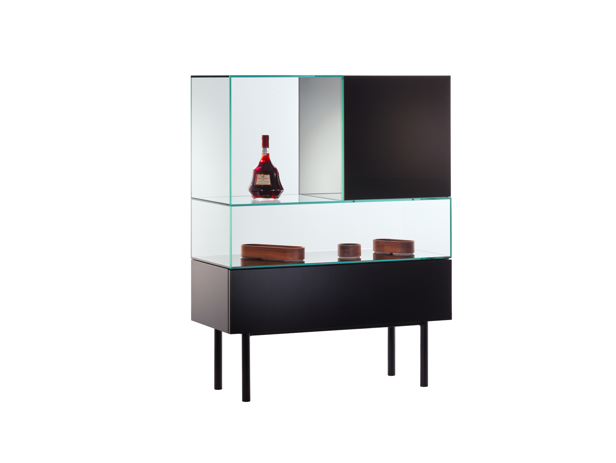 S4-2 Vitrine von Tecta: Moderne Glasvitrine mit schwarzem Unterbau und filigranen Füßen.