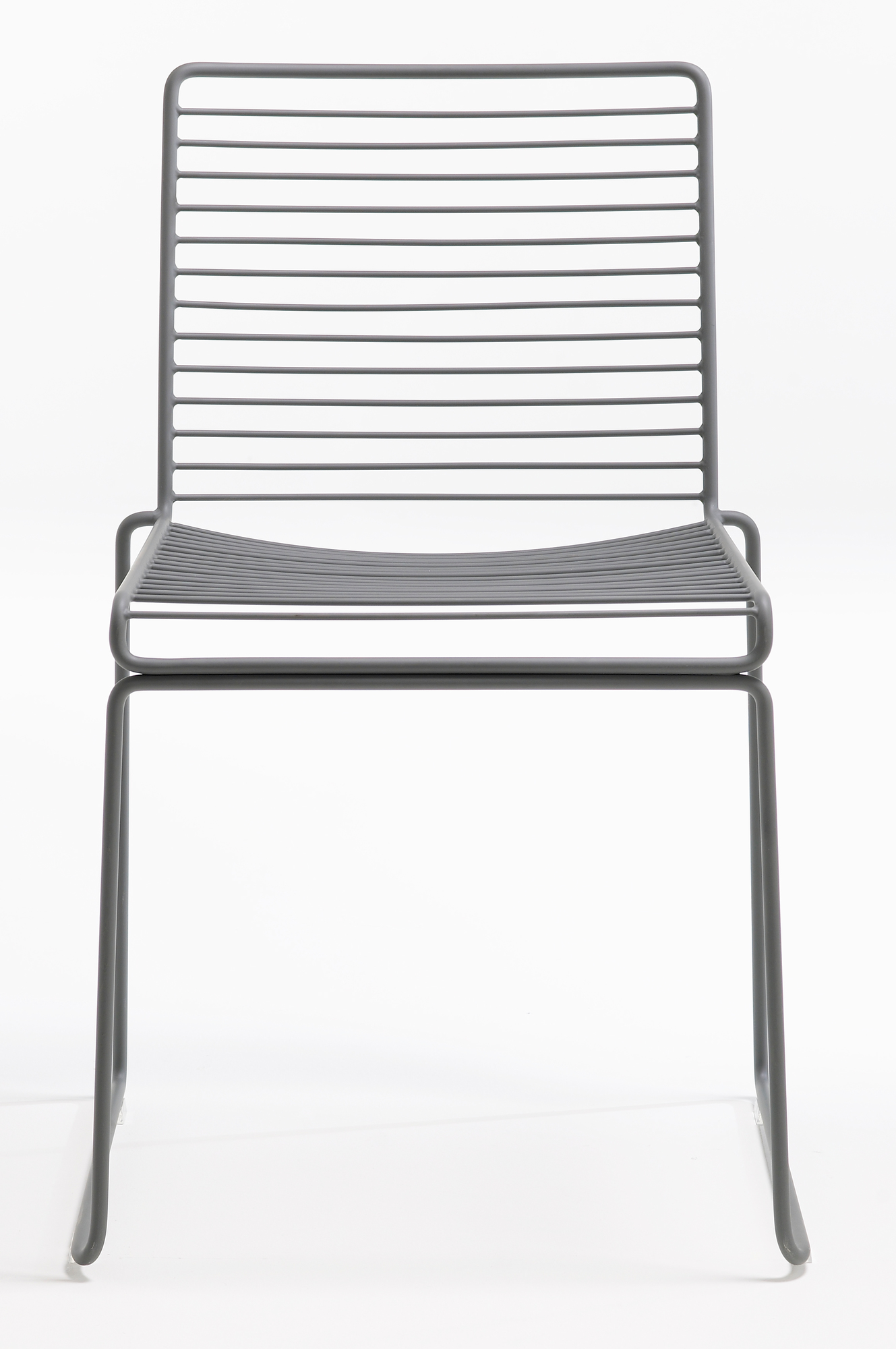 Hee Dining Chair von Hay, Stuhl aus grauem Metall, Frontansicht.