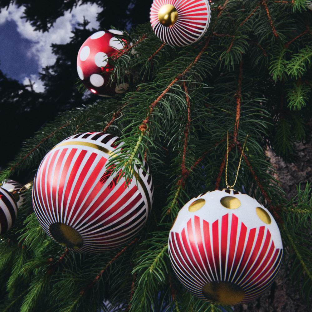 Alessi Delight Christbaumkugeln Set am Weihnachtsbaum, rot-weiß gemustert, festliche Weihnachtsdekoration für ein stilvolles Zuhause.