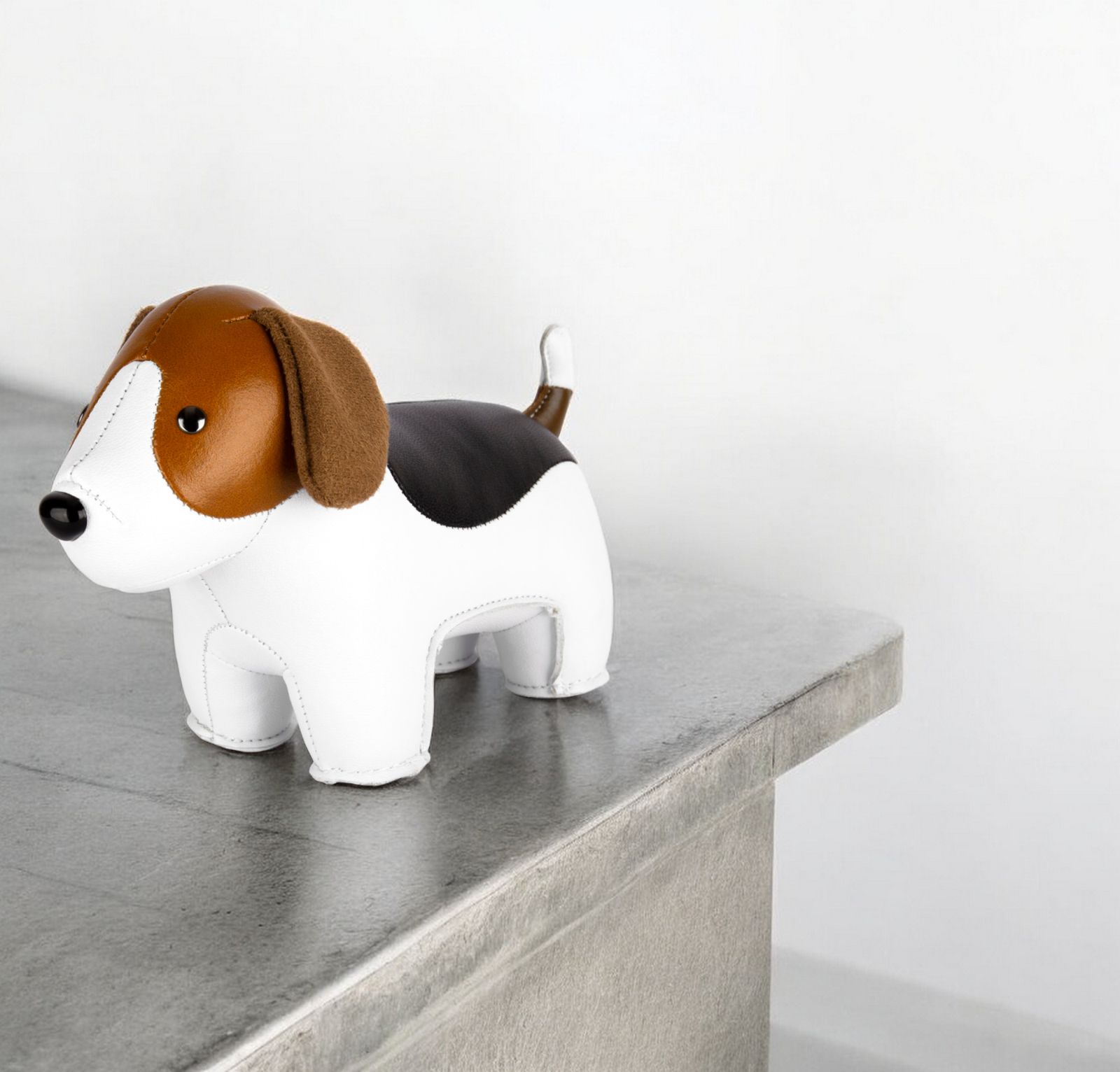 Briefbeschwerer Beagle Züny aus Lederimitat, dekorativer Türstopper in Hundeform, weiß, braun und schwarz.
