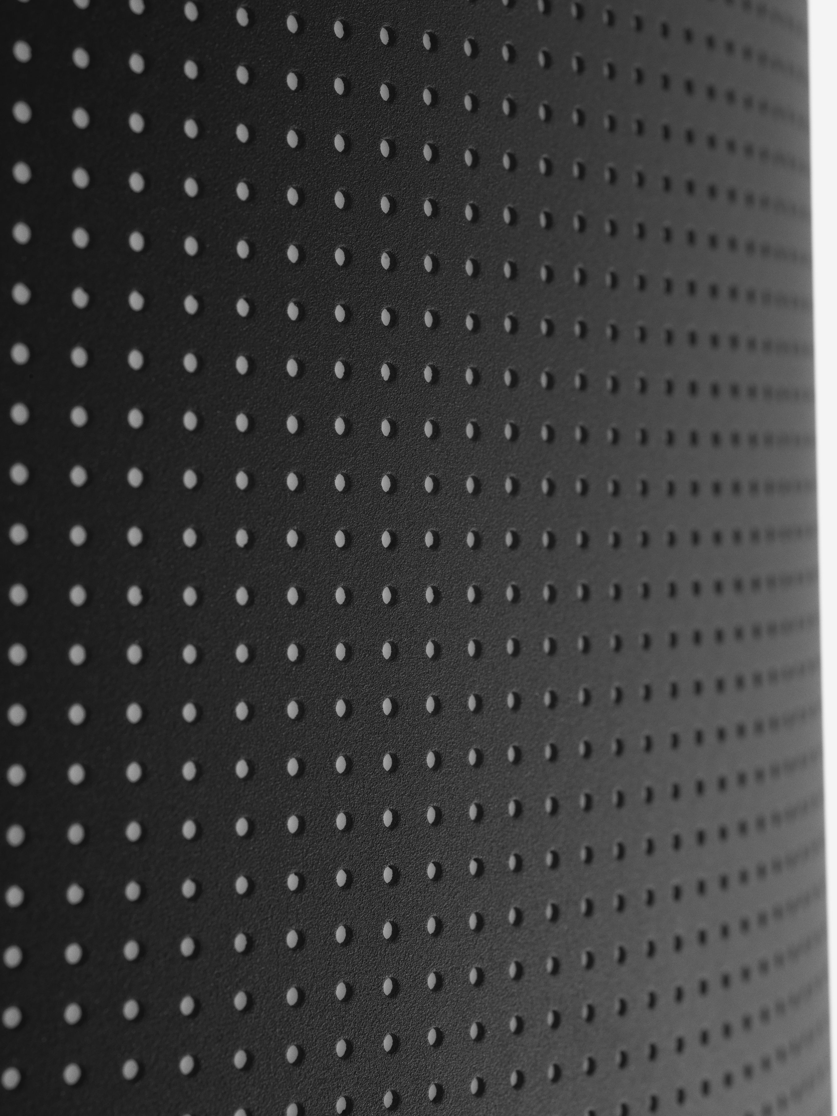 Detailaufnahme der schwarzen Vipp Wandlampe mit perforierter Oberfläche und minimalistischem Design.