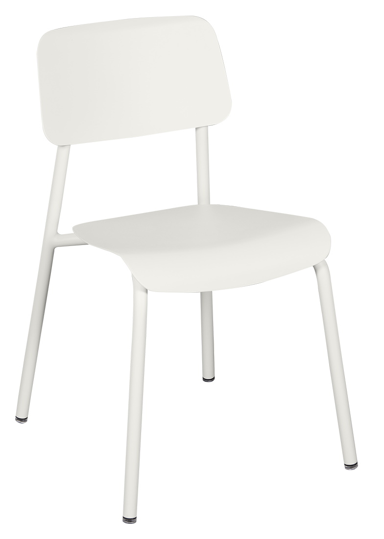 Weißer Studie Chair Stuhl von Fermob für den Außenbereich, minimalistisches Design mit Rückenlehne und vier Beinen.