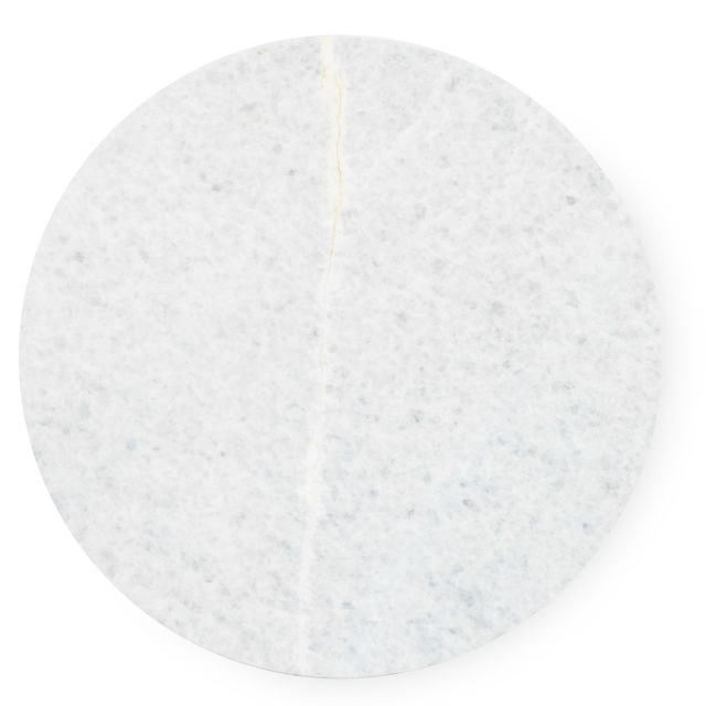 Detailaufnahme der Marmorplatte des Dit Coffee Table Beistelltisch von Normann Copenhagen, runde Tischplatte.
