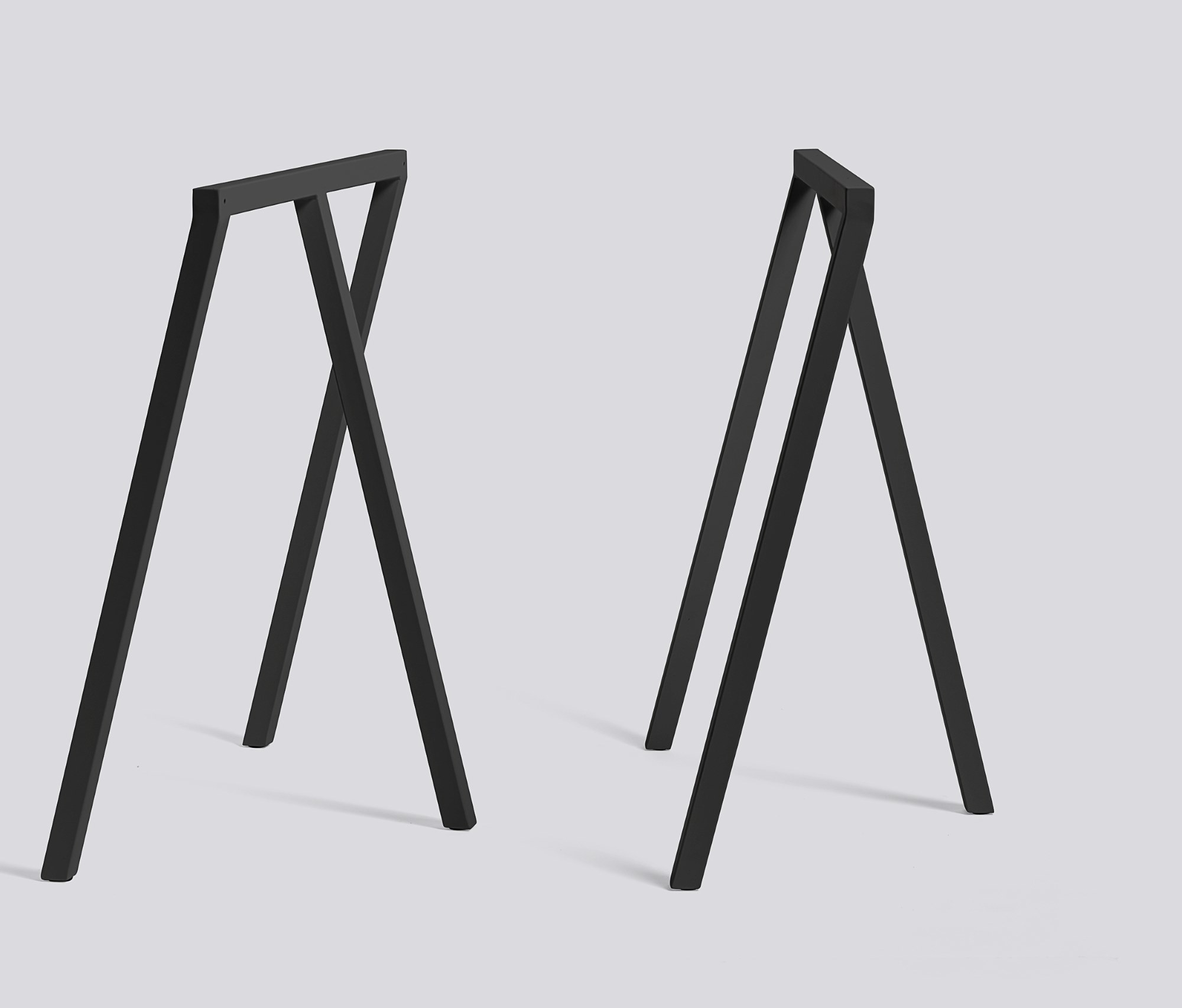 Zwei schwarze Loop Stand Frame Böcke von Hay für Schreibtische oder Tische.