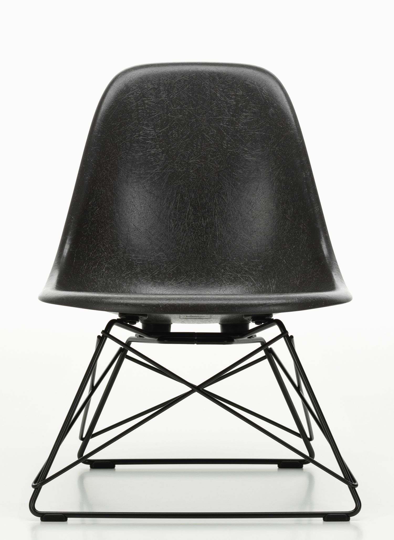 Schwarzer Eames Fiberglass Chair von Vitra mit filigranem, schwarzem Metallgestell vor neutralem Hintergrund.