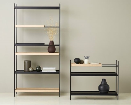 Modernes Regal-Set: Hohes Bücherregal und niedriges Sideboard mit schwarzen Metallrahmen und hellem Holz.