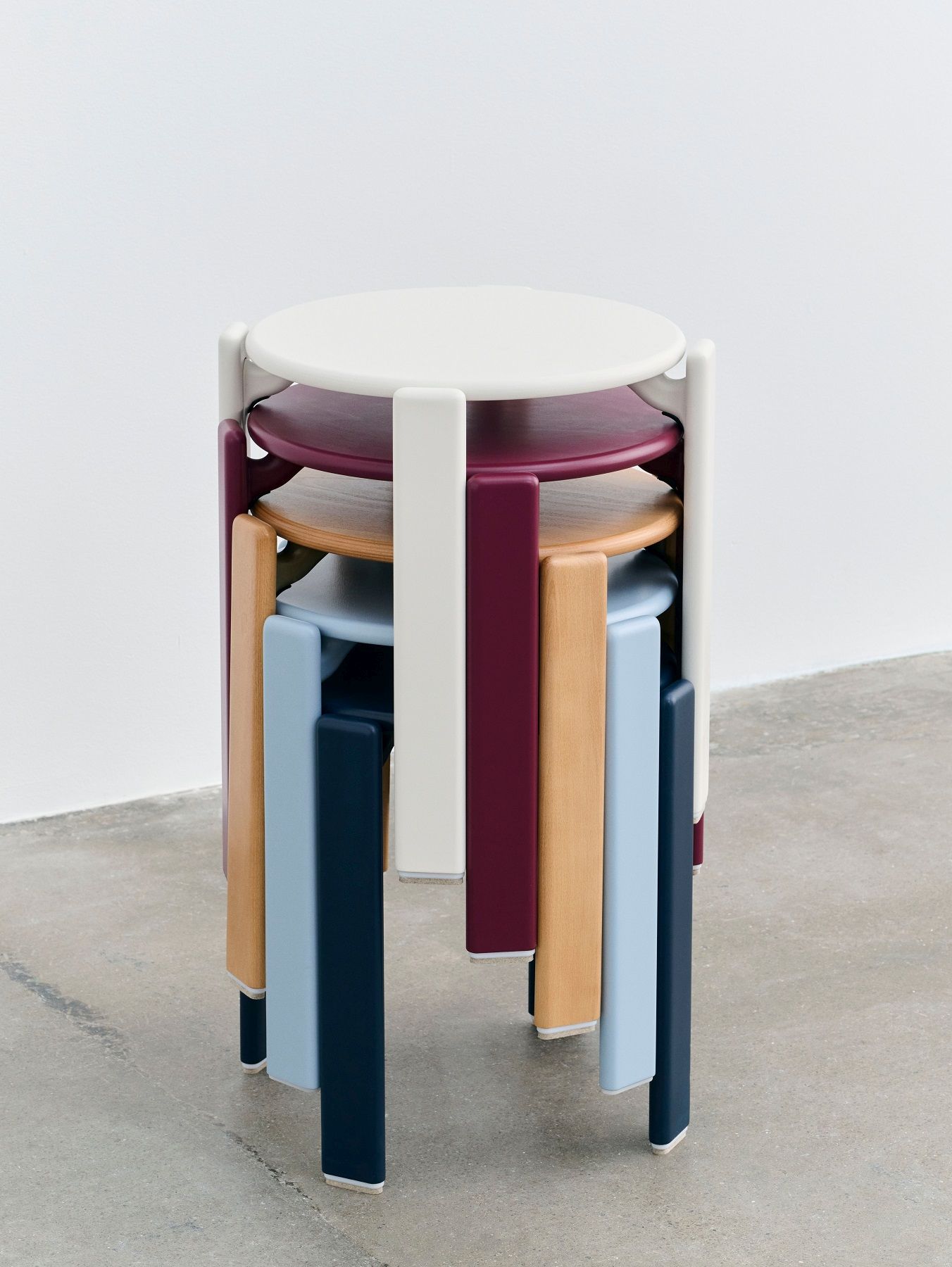 Gestapelte Rey Stool Hocker von Hay in verschiedenen Farben, modernes Design für Wohnzimmer und Küche.