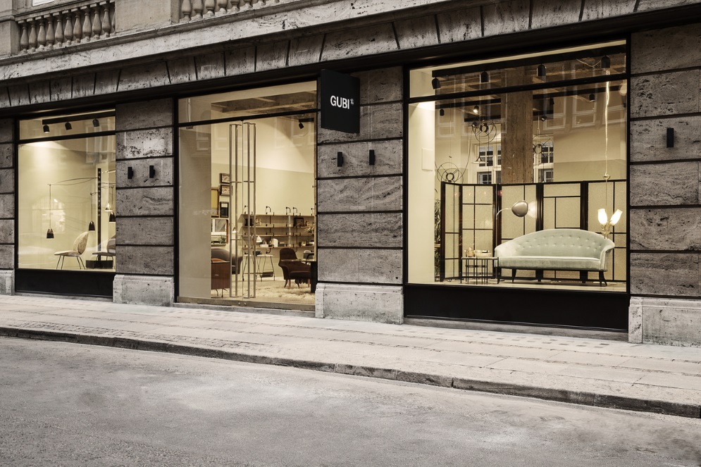 GUBI Möbelhaus Fassade mit Ausstellungsstücken: Sofa, Stühle, Lampen und Accessoires im Schaufenster.
