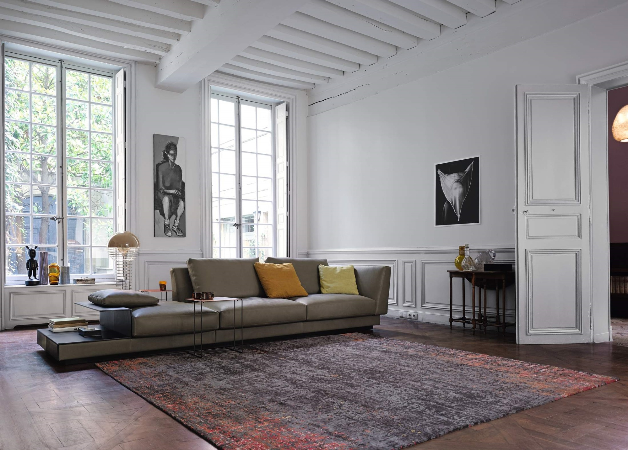 Heller Wohnraum mit Walter Knoll Sofa, Teppich und kleinem Beistelltisch.
