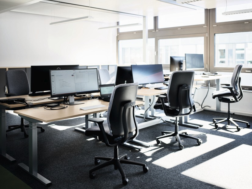 Büro mit mehreren Wilkhahn Drehstühlen Modell 164/7 ME, ergonomische Bürostühle für modernes Arbeiten.