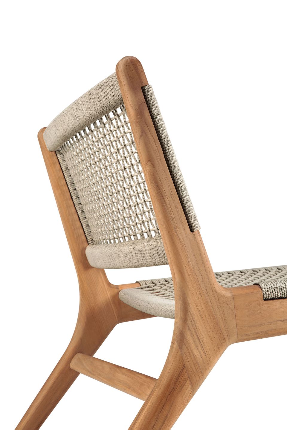 Detailaufnahme des Jack Loungesessels von Ethnicraft: Teakholzrahmen mit beige Kordelgeflecht für den Außenbereich.
