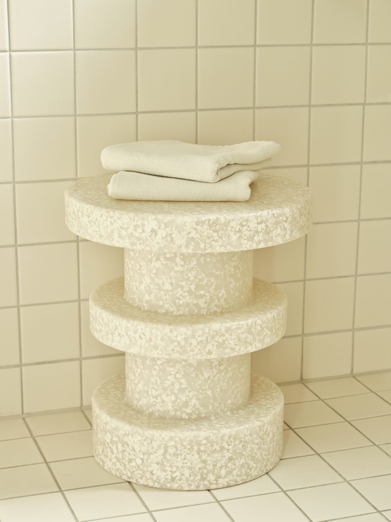 Beiger Bit Stool von Normann Copenhagen mit Handtüchern im Badezimmer, moderner Hocker.