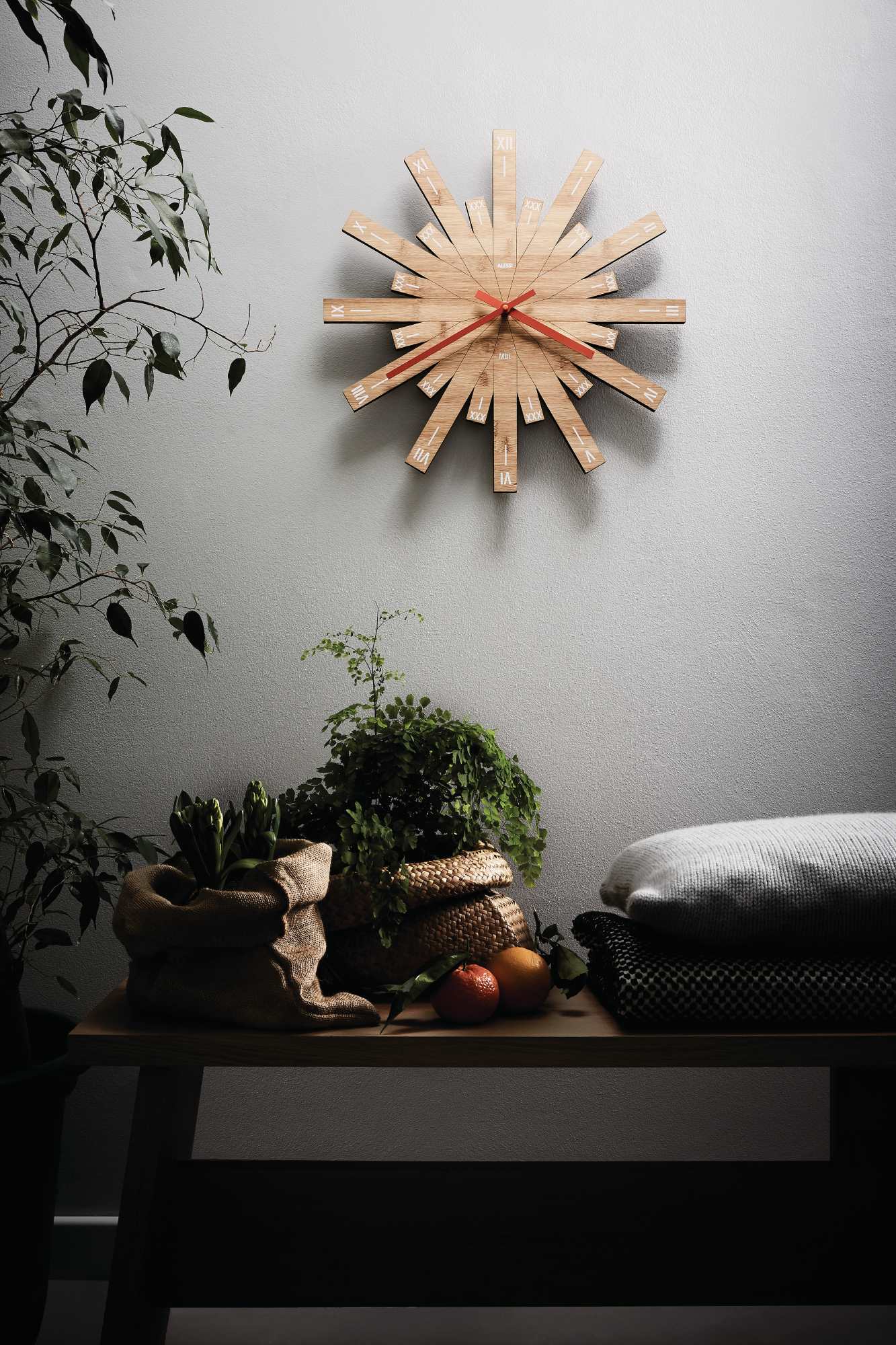 Alessi Wanduhr Raggiante aus Holz mit roten Zeigern, modernes Design für Wohnzimmer und Küche.