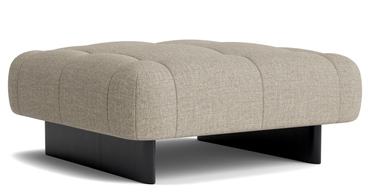 Quilton Ottoman Hocker von Hay, gepolstert in Beige mit Knopfheftung und schwarzen Füßen.