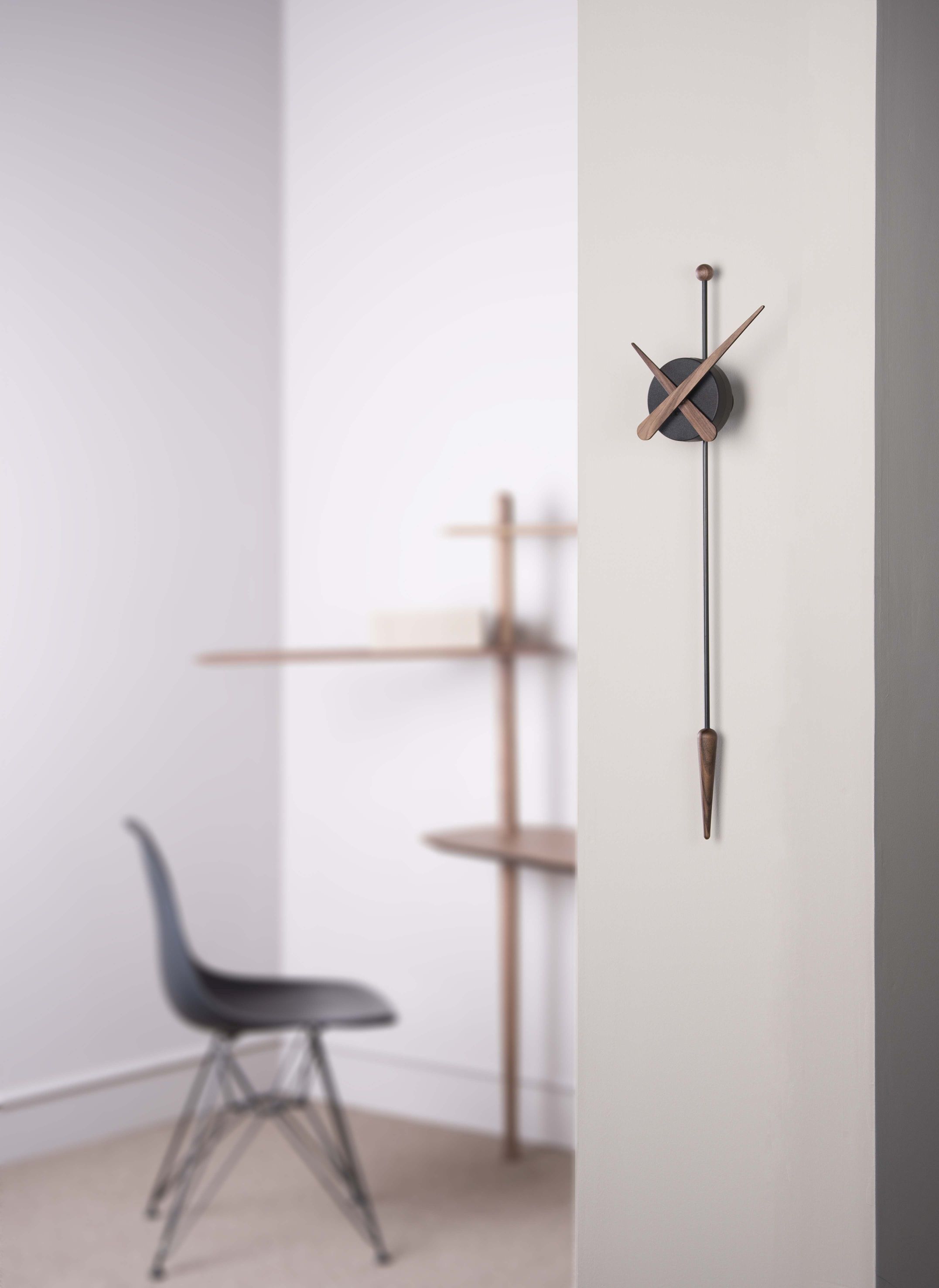 Punta Wanduhr von Nomon in Walnuss und Schwarz, modernes Design für Wohnzimmer und Büro.