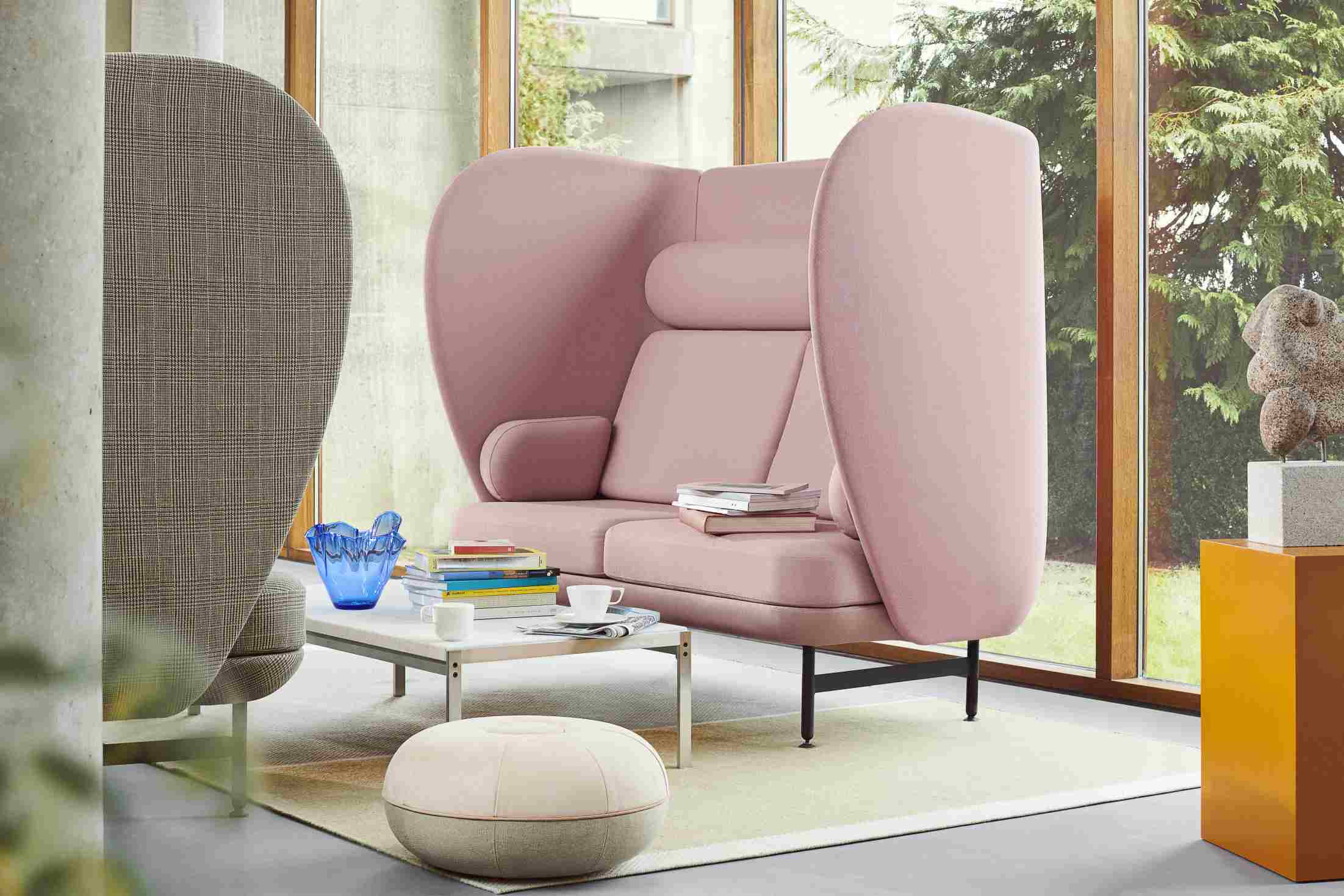 Rosa Fritz Hansen PK63 Sofa mit hoher Rückenlehne und passendem Hocker in modernem Wohnzimmer.