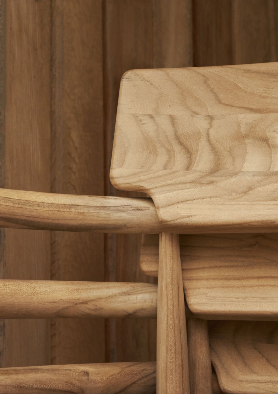 Detailaufnahme des Carl Hansen & Søn E008 Embrace Outdoor Stuhls aus geöltem Teakholz.