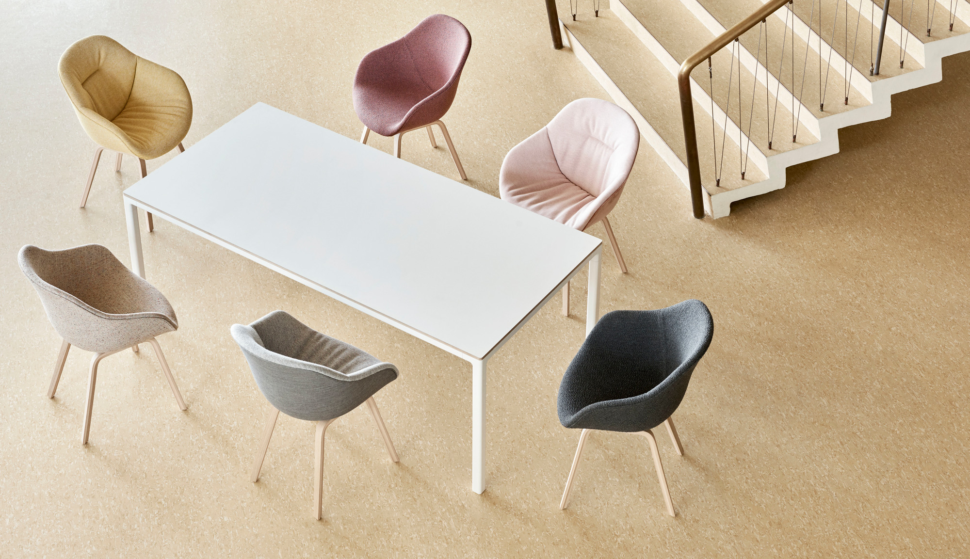 Ansicht von oben: Hay About a Chair AAC123 Soft Duo Stühle in verschiedenen Farben um weißen Tisch.