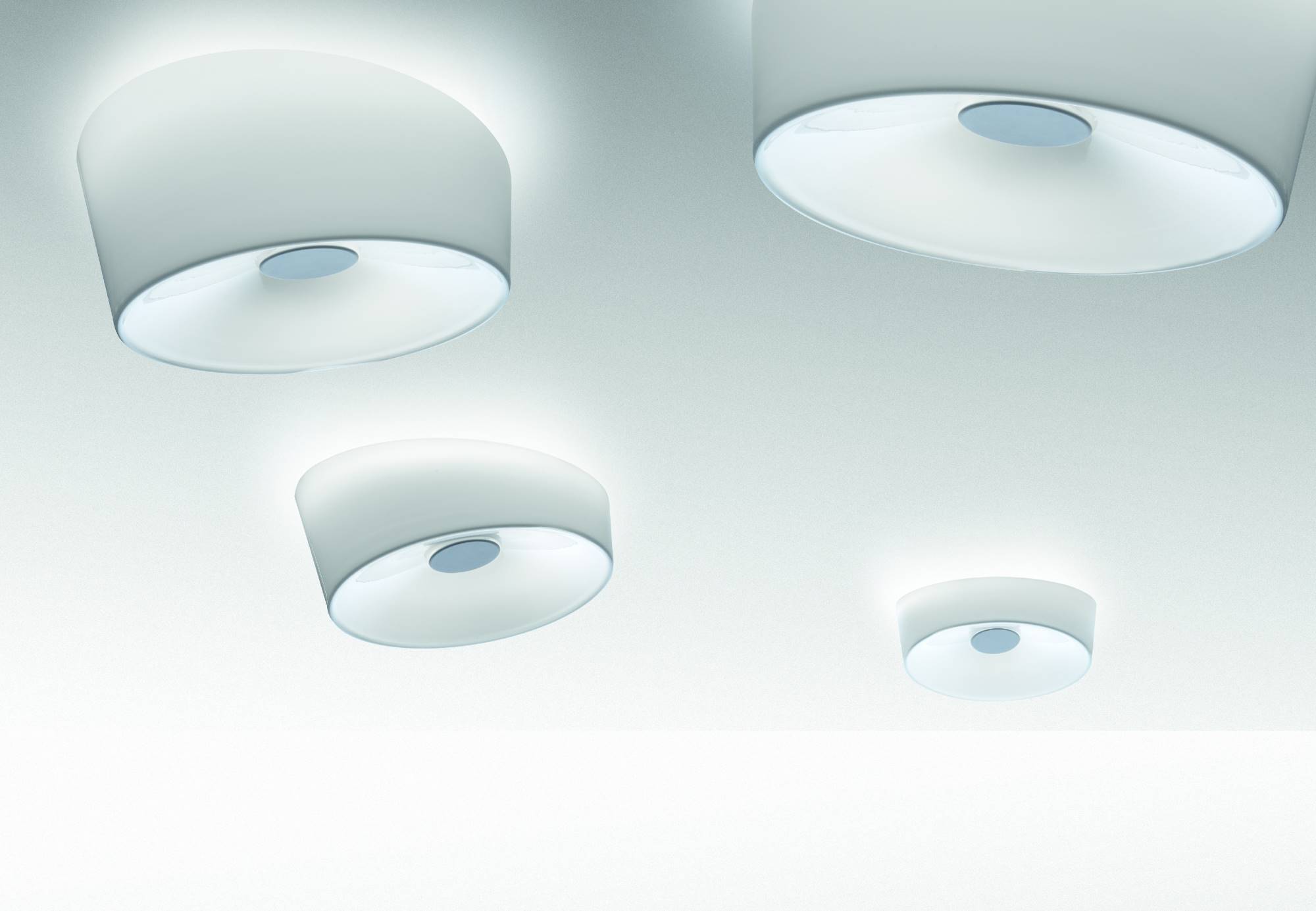 Graue Lumiere Deckenleuchten von Foscarini in verschiedenen Größen an einer weißen Decke.