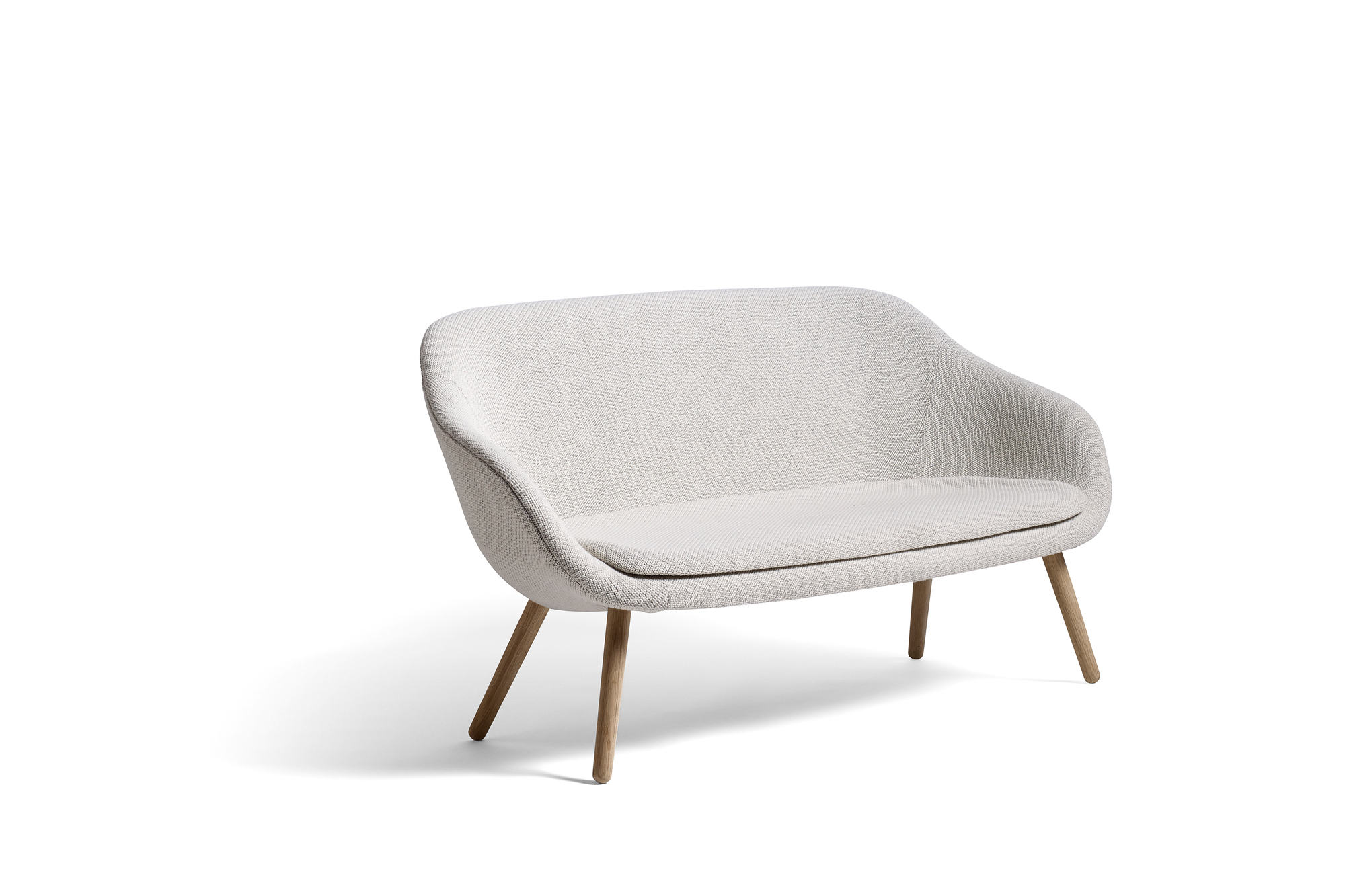 Helles About a Lounge Sofa von Hay mit Holzbeinen, modernes skandinavisches Design.