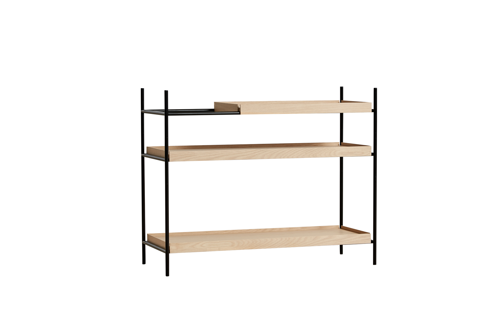 Tray Shelf Low Regal Woud: Modernes, niedriges Regal mit drei hellen Holzablagen und schwarzem Metallgestell.