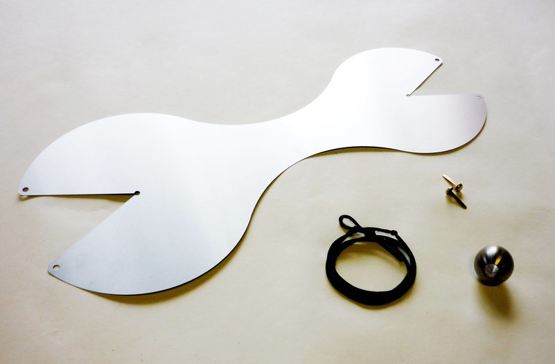 Silberner Metall-Wandhaken in Fischform mit Zubehör für die Wandmontage, modernes Design für Garderobe oder Dekoration.