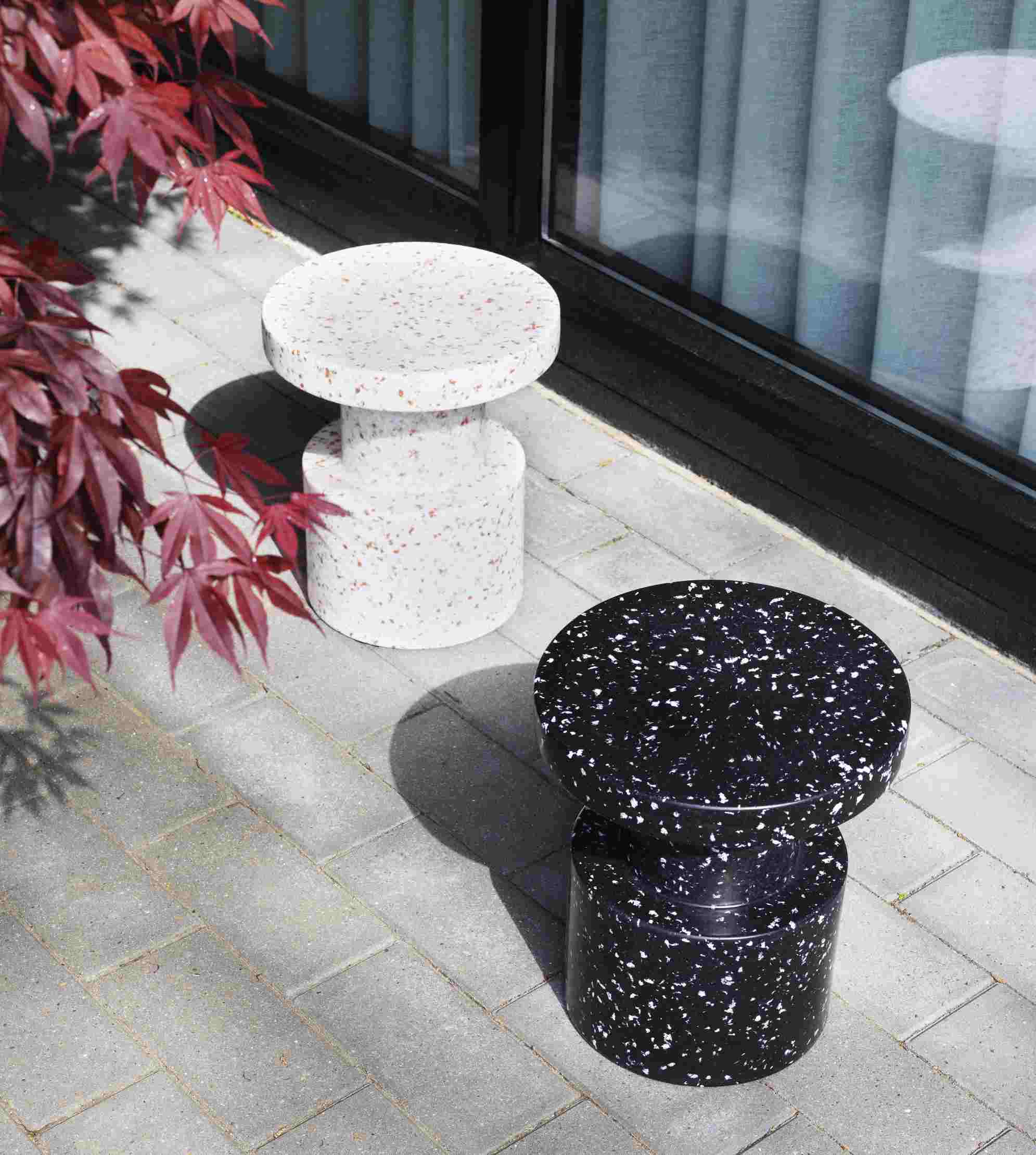 Zwei Bit Stool Hocker von Normann Copenhagen in Schwarz und Weiß mit Terrazzo-Muster.
