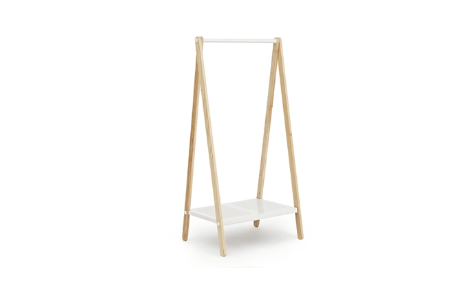 Toj Kleiderständer von Normann Copenhagen aus hellem Holz mit weißer Ablage für Schlafzimmer und Ankleidezimmer.