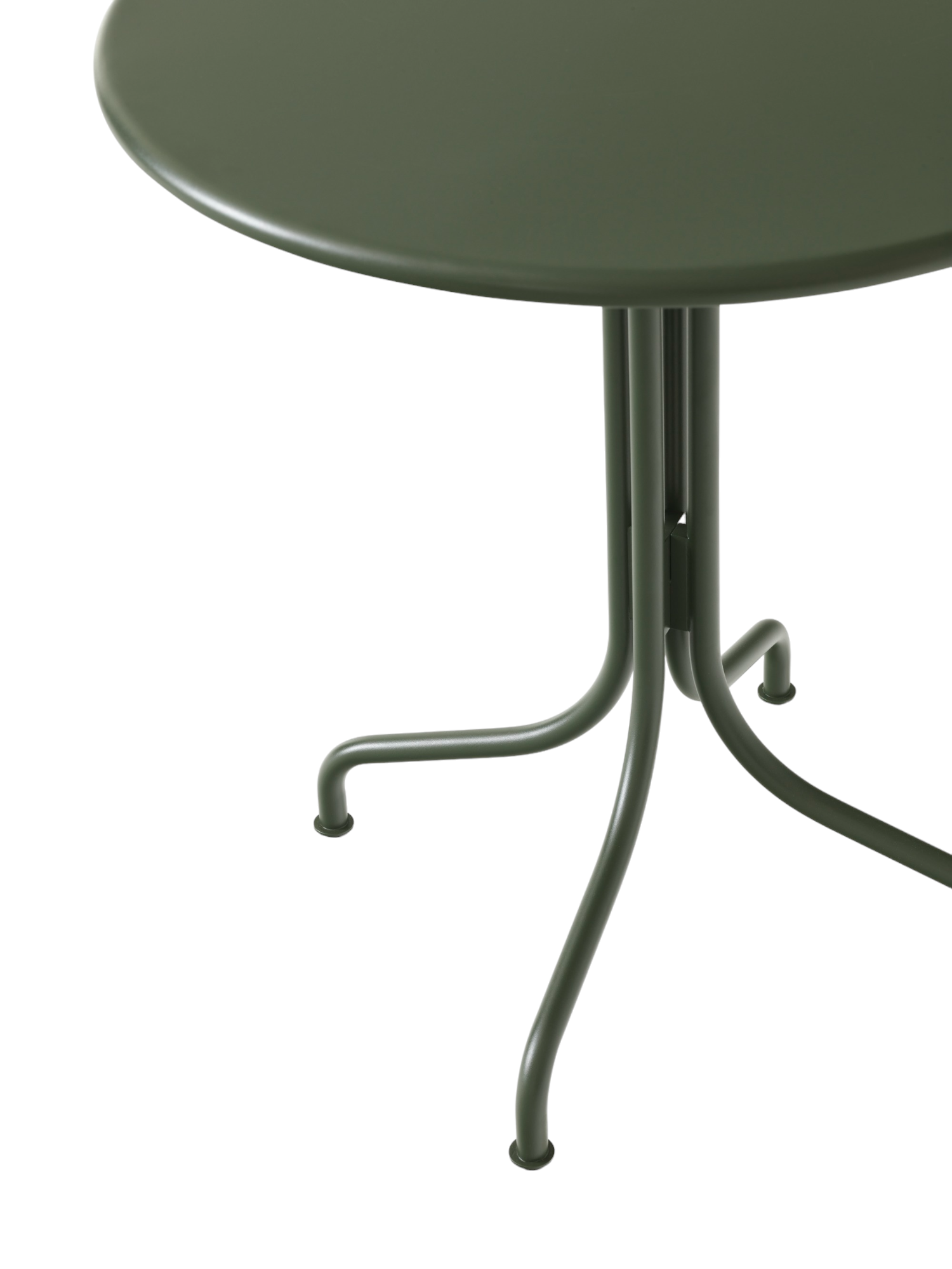 Detailaufnahme des AndTradition Thorvald SC96 Outdoor Café Tisches in Olivgrün, ideal für Garten und Terrasse.