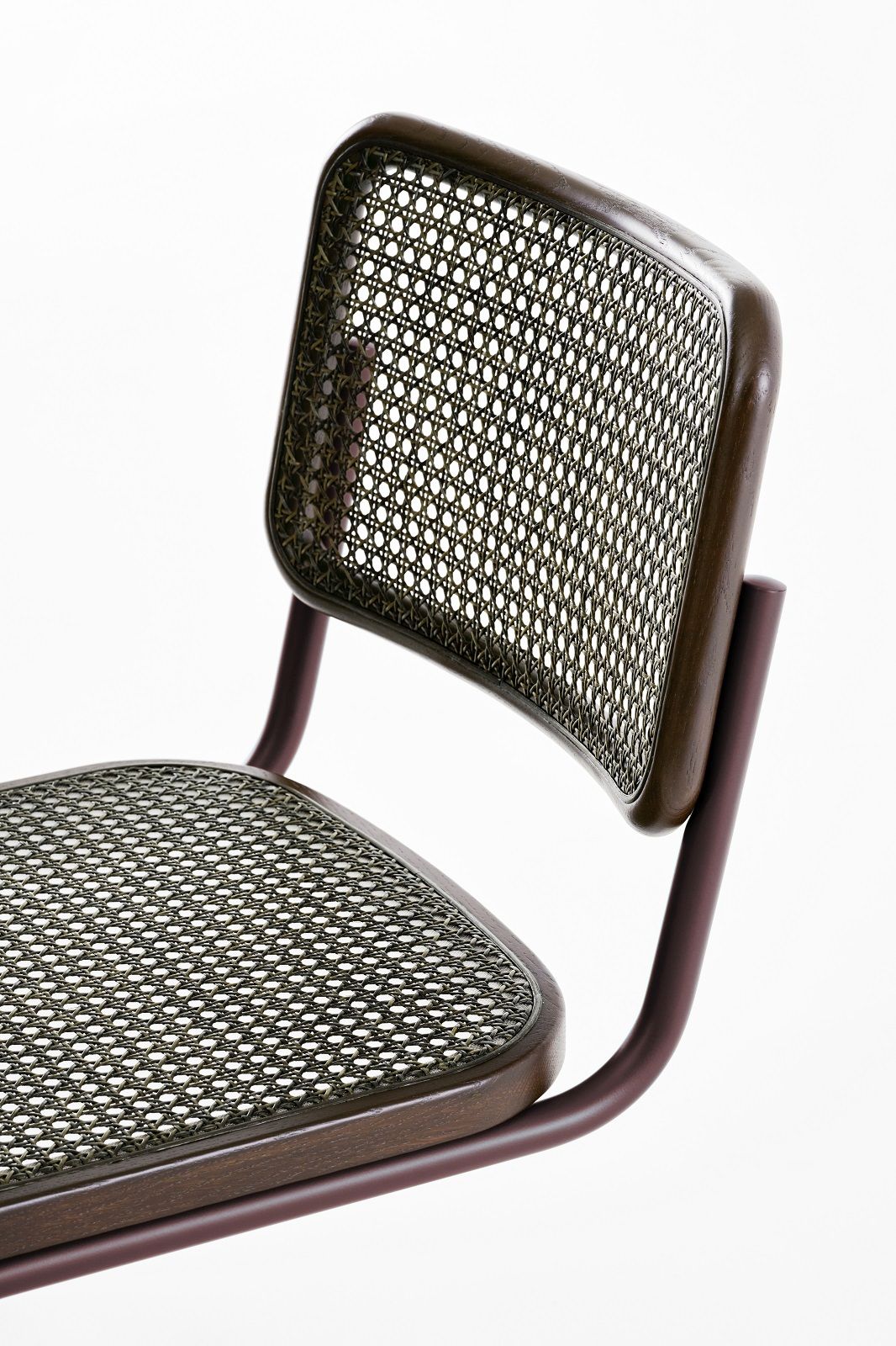 Detailaufnahme des Thonet S 32 V Freischwinger Stuhls mit Stahlrohrgestell und Wiener Geflecht.