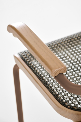Detailaufnahme von Armlehne und Rohrgeflecht des Thonet S 64 V Freischwinger Stuhls, ein Designklassiker.