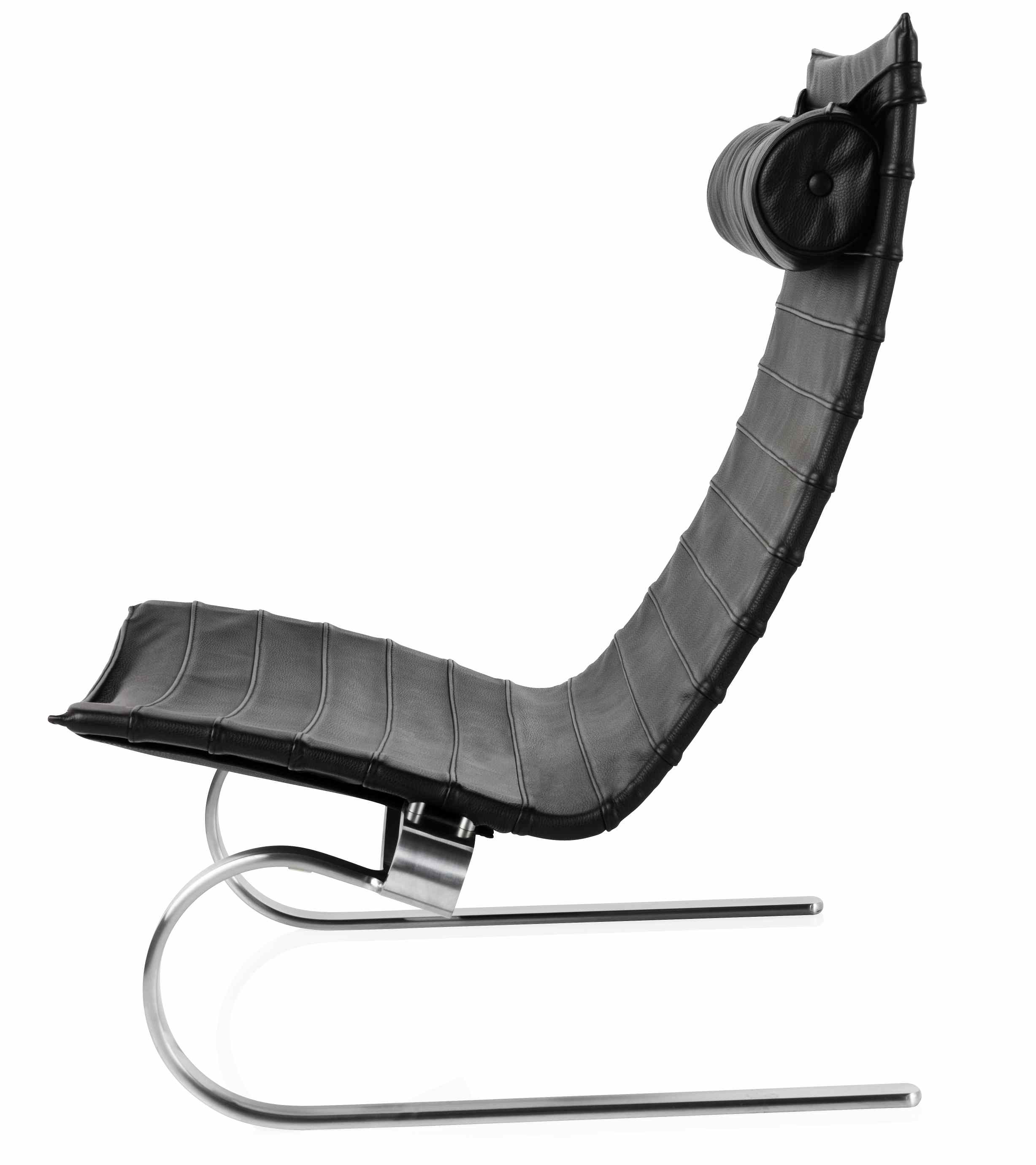 Schwarzer PK20 Sessel von Fritz Hansen mit Lederbezug und Stahlgestell, seitliche Ansicht. Designklassiker für modernes Wohnen.