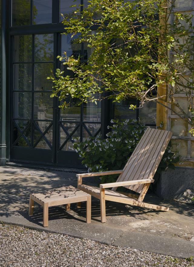Skagerak Between Lines Liegestuhl aus Teakholz mit Hocker im Garten, Outdoor Möbel.