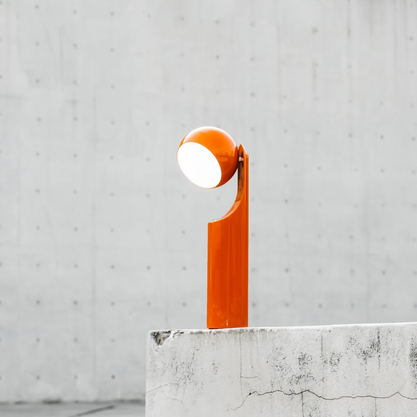 Orangefarbene Mono Akkuleuchte / Tischleuchte von house of home, modernes Design, tragbar.