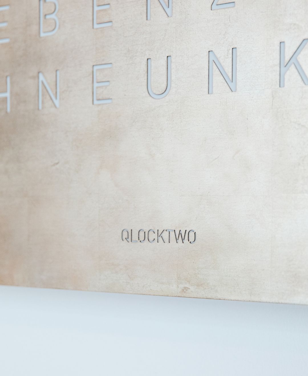 Earth 90 Creator's Edition wandklok / Tijdsobject Duits QLOCKTWO