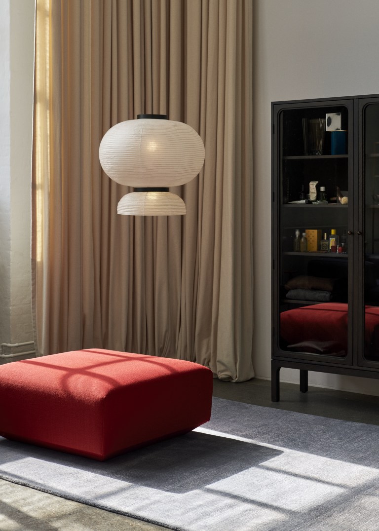 AndTradition Trace SC88 Vitrine in Schwarz mit Glasböden, rotem Hocker und Papierlampe.