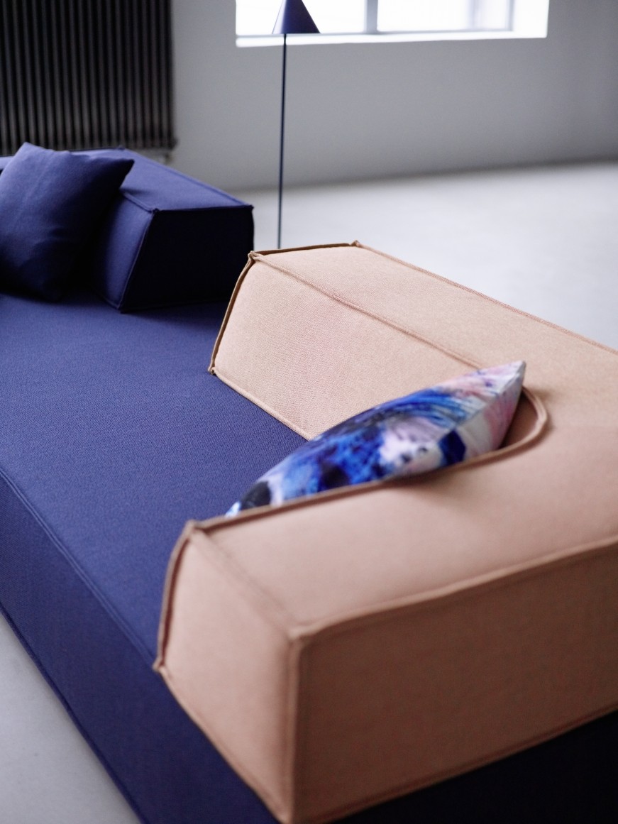 Nahaufnahme des modularen Cor Trio Sofa-Systems in Blau und Beige mit dekorativem Kissen.