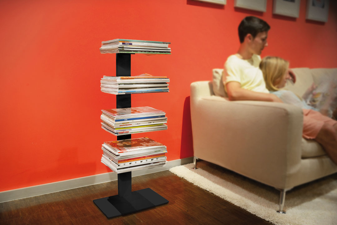 Booksbaum Regal: Schwarzes Standregal mit Magazinen im Wohnzimmer. Modernes Design für Zeitschriften und Bücher.
