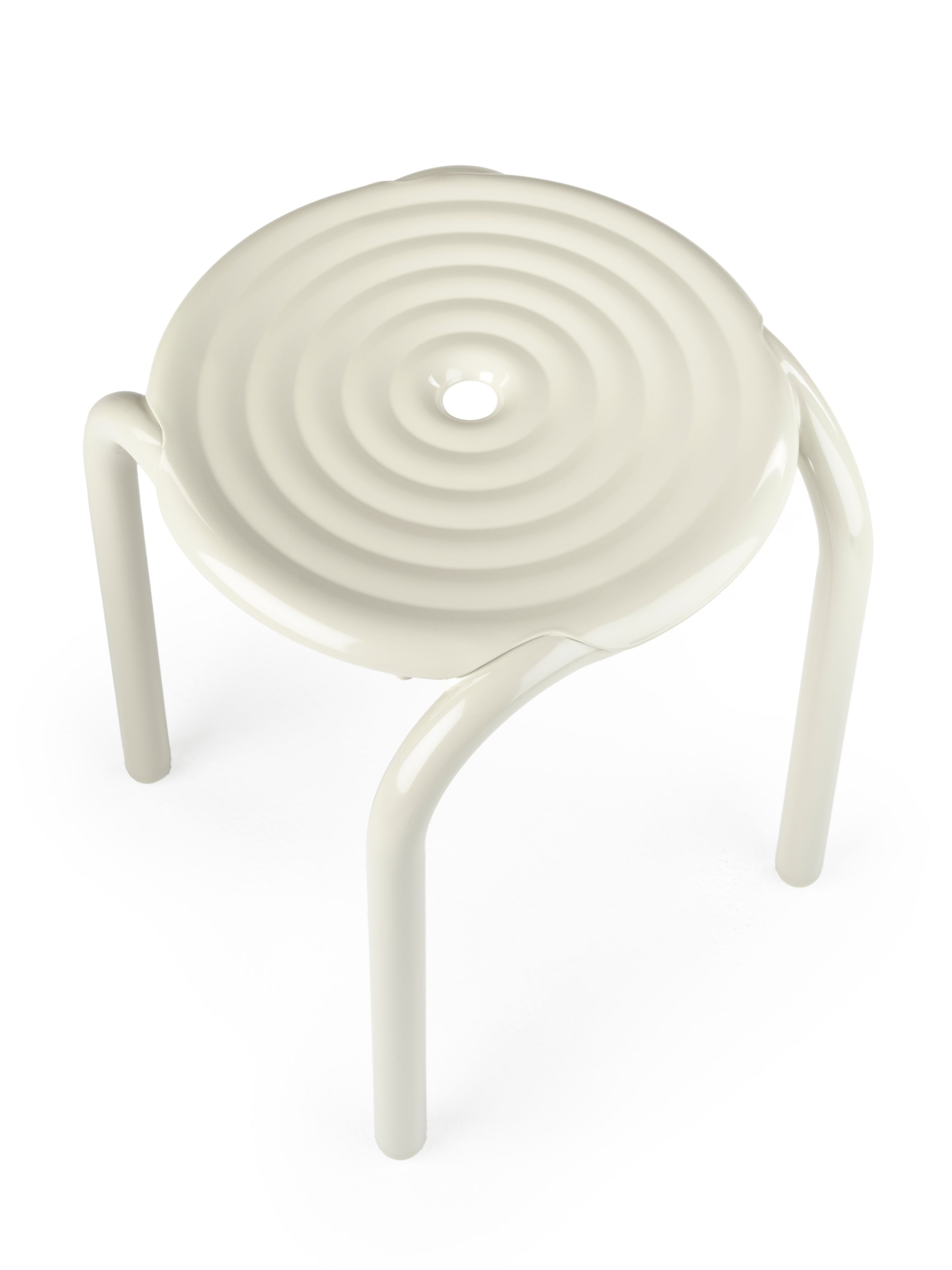 Groove Hocker in Putty von Tom Dixon: Moderner Outdoor Hocker mit kreisförmiger Sitzfläche.