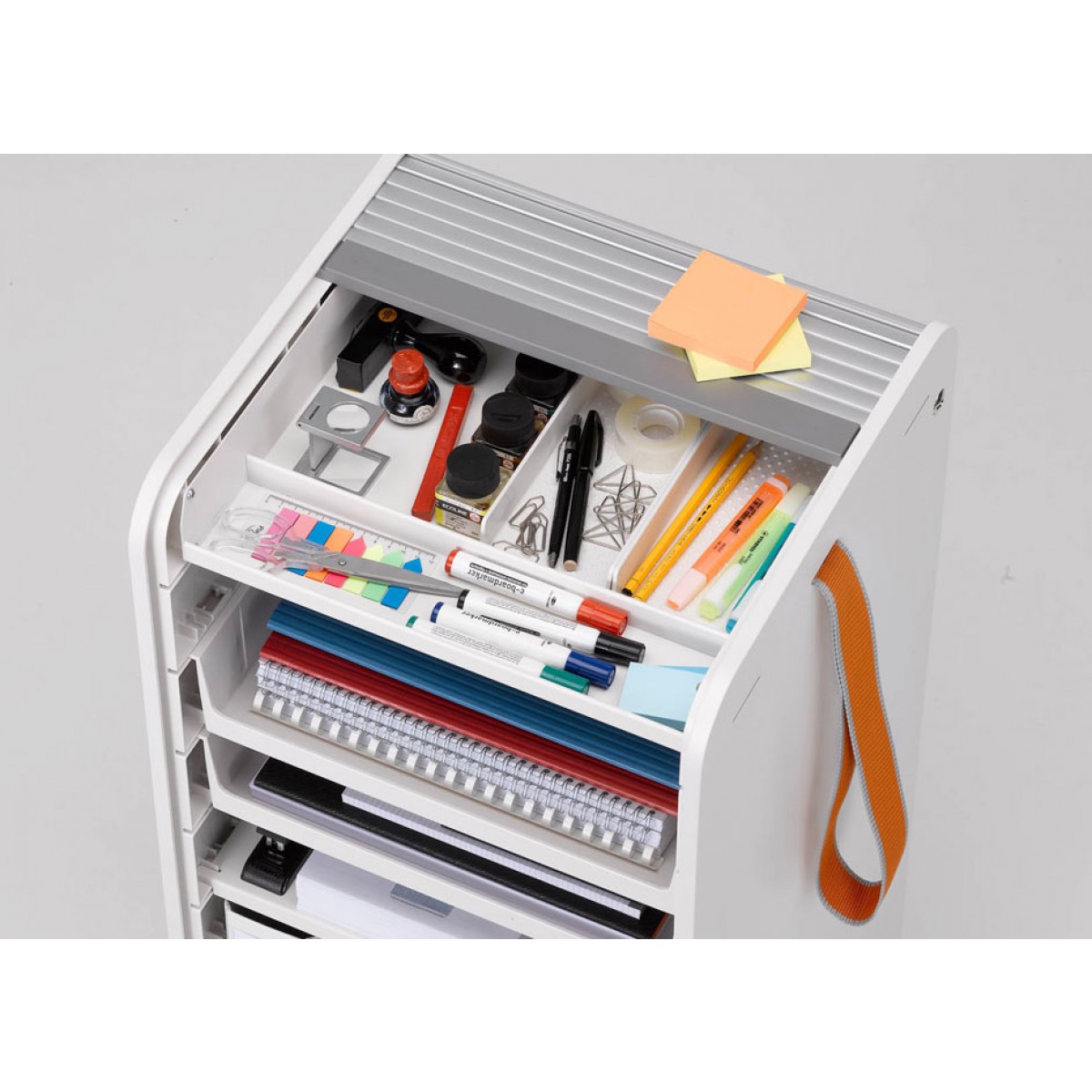 Vitra Rollcontainer Follow Me, weiß, mit Büroartikeln gefüllt, ideal für Büro und Homeoffice.