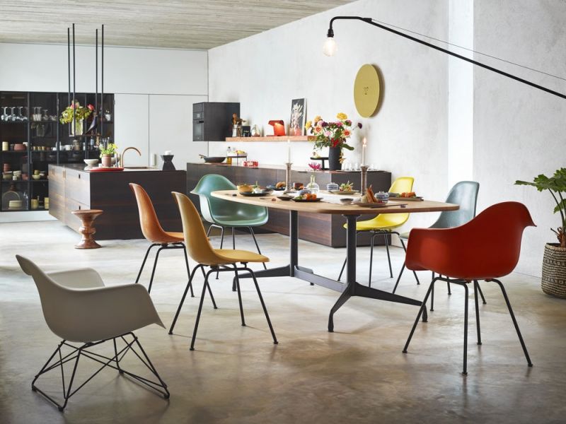 Esstisch mit bunten Designstühlen in modernem Esszimmer. Möbel, Stühle, Tisch, Design, Esszimmer, Interieur.