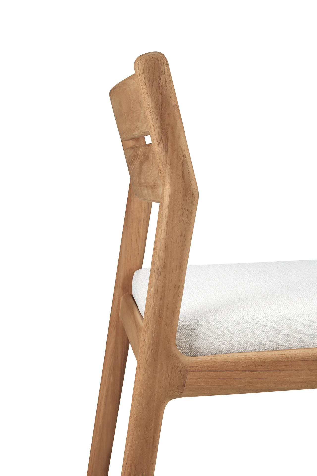 Detailaufnahme des Ethnicraft Jack Outdoor Stuhls aus Teakholz mit weißem Sitzkissen.