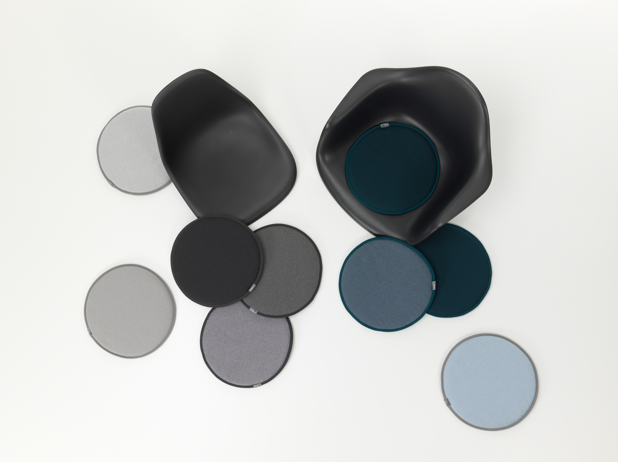 Vitra Seat Dot Sitzkissen in Grün- und Grautönen, runde Filzkissen für Stühle und Hocker.