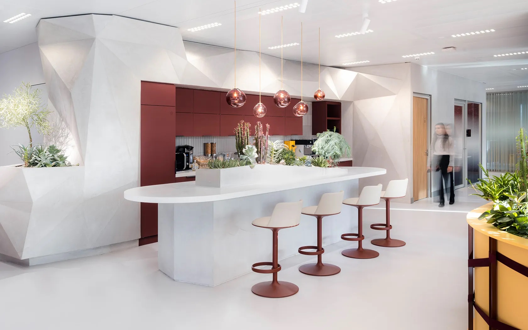 Innenarchitektur mit Hula BQ2965 Barhockern von Andreu World an einer weißen Küchentheke mit Pflanzen.