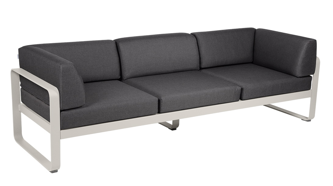 Bellevie Outdoor Sofa von Fermob, 3-Sitzer in Anthrazit mit weißem Aluminiumrahmen für Garten und Terrasse.